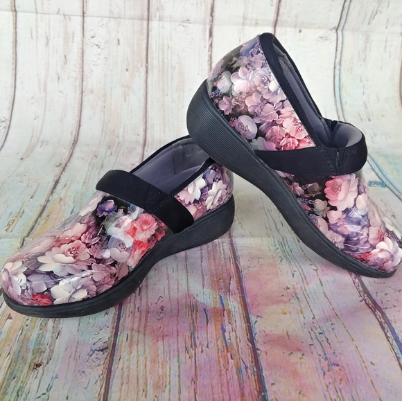 GREYS ANATOMY | Pink Floral Softwalk Nurse Clogs - Picture 4 of 13